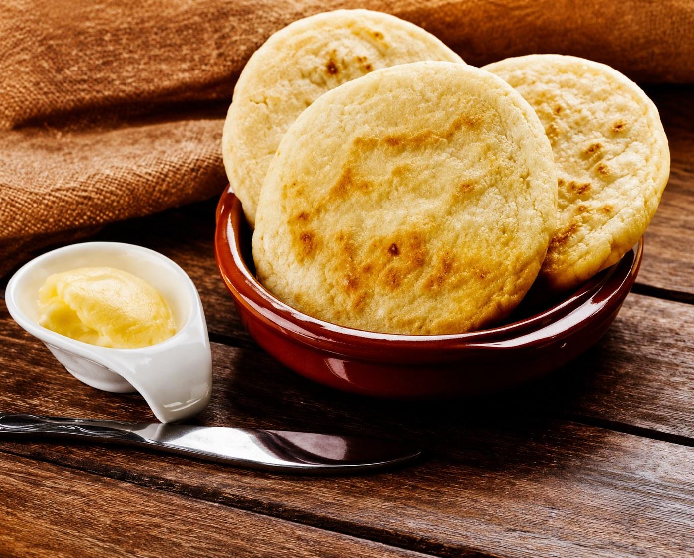 Arepa con mantequilla y queso