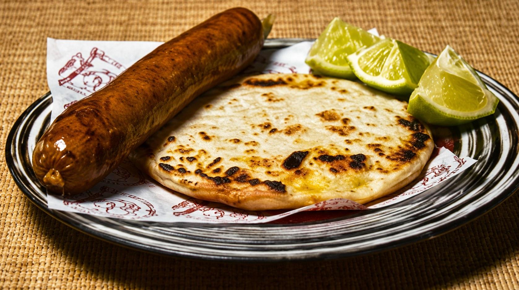 Chorizo con arepa